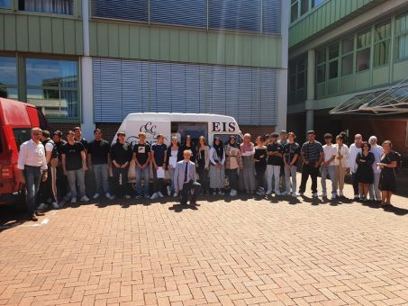 Jugendliche am beruflichen Schulzentrum Friedrichshafen freuen sich über Mega-Eisbescher