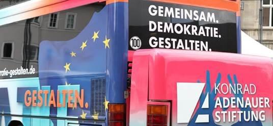 Politisches Bildungsforum Hamburg: Demokratie braucht Haltung – Gedanken zum Tag der Deutschen Einheit