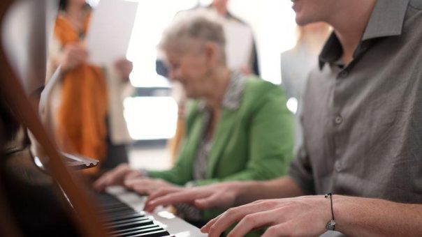 Mit der Kraft der Musik dem Verstummen und Vergessen entgegenwirken: Menschen mit Demenz brauchen Zugang zu qualifizierten Musikangeboten!