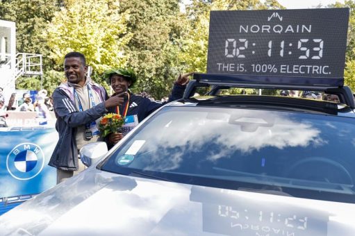 Pure Freude beim BMW BERLIN-MARATHON 2023: Assefa stürmt zum Weltrekord, Kipchoge alleiniger Rekordsieger.