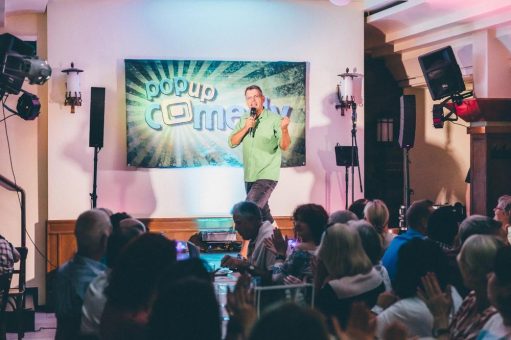 Zehn Jahre Humor verzapft: Pop up Comedy im „Schlüssel“ feiert Jubiläum