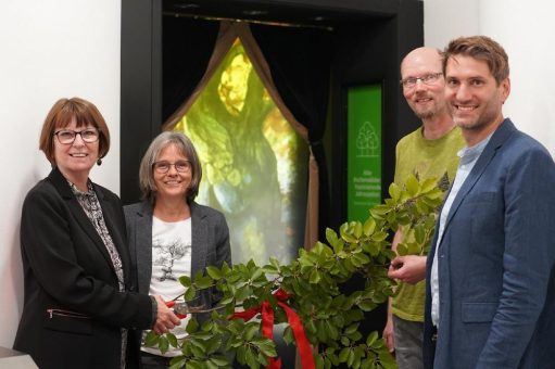 Ministerin Hinz eröffnet feierlich vier neue Erlebnisrotunden im NationalparkZentrum