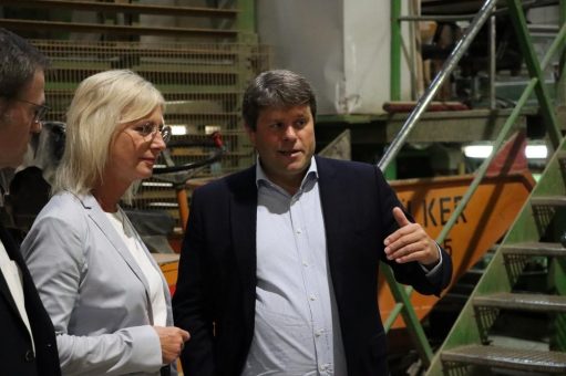 Bayerns Staatsministerin Scharf besichtigt Leipfinger-Bader: Nachhaltige Produktion und Innovationen im Fokus