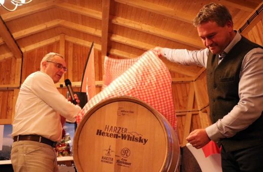Harzer Hexen-Whisky kommt ins Fass