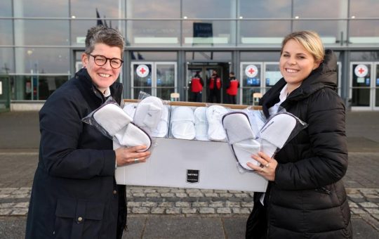 Hotels des DEHOGA spenden Hausschuhe für Geflüchtete