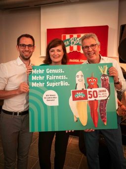 Kinderhilfsorganisation erhält großzügige Spende von SuperBioMarkt anlässlich seines 50. Jubiläums