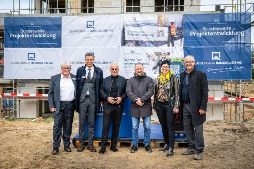 QUARTERBACK Immobilien AG feiert Richtfest für Familiensiedlung in Birkenwerder nach kurzer Bauzeit