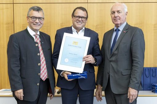 Die Kfz-Innung München-Oberbayern informiert: Kfz-Ausbilder aus Innungsbetrieb erhält Auszeichnung für Bildungsengagement