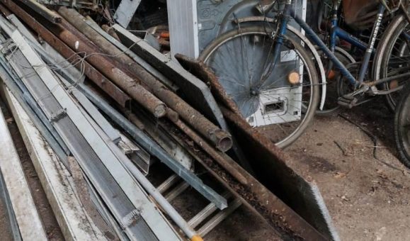 Schrottsammler sammeln Altmetall von Privathaushalten und Industrie