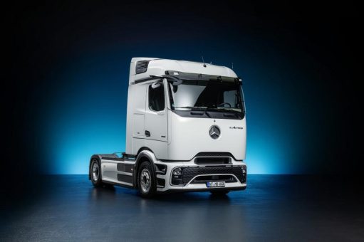 Mercedes-Benz Trucks feiert Weltpremiere des batterieelektrischen Fernverkehrs-Lkw eActros 600