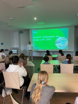 Nach pandemiebedingter Pause: Kinder-Uni an der Helios St. Johannes Klinik begeistert kleine Student:innen