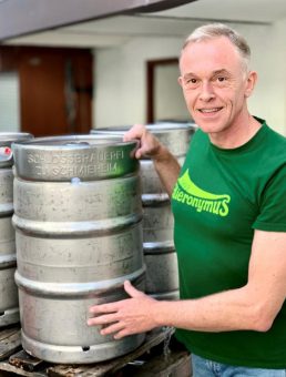 Brauereichef Jörg Lusch garantiert: „Unser Bier enthält nur Wasser, Hopfen, Hefe und Malz – kein Kunststoffgranulat!“