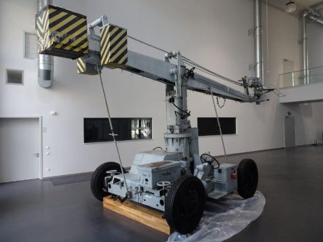 Der Riese ist umgezogen – der 7 m-Kamerakran steht jetzt im Atrium des neuen Sammlungsbaus des Filmmuseums Potsdam