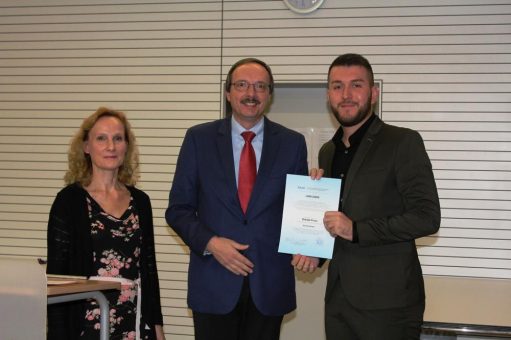 Serdar Ferhad, internationaler Studierender aus Bulgarien, mit dem DAAD-Preis für herausragende Studienleistungen geehrt