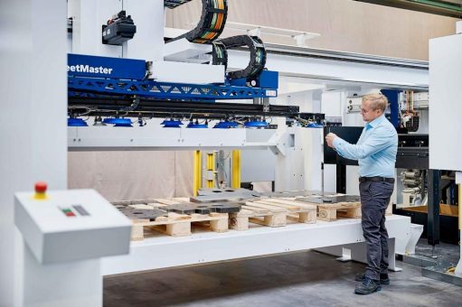 Blechexpo 2023: TRUMPF zeigt vollautomatische Stanz-Laser-Maschine für die vernetzte Fertigung