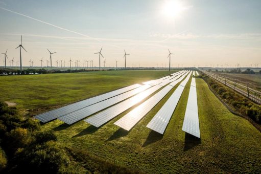 Energiewende entlang der Bahnstrecke: Trianel Erneuerbare Energien übernimmt Solarpark Nauen