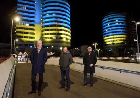 Zeichen für den Frieden: Türme des UKM leuchten am Wochenende in den Farben der Ukraine