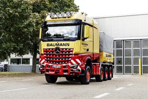 1.000 Tonnen Lastkraft wagen: Mercedes-Benz Trucks übergibt besonderen Schwerlast-Lkw an Kunden