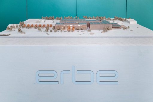 Feierliche Baumodellenthüllung bei Erbe Elektromedizin