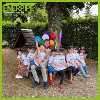 ENERPIPE spendet eine Rundbank an Kindergarten