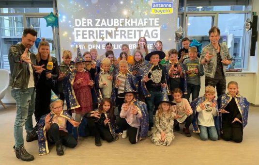 Glückliche Kids beim zauberhaften Ferienfreitag mit ANTENNE BAYERN und den Ehrlich Brothers