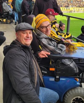 Fußball-Spiel nach Not-OP: Dynamo-begeisterter Patient wird von seinem Arzt überrascht