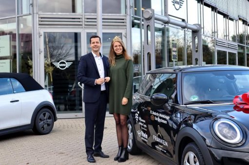 Deutsche Weinkönigin fährt MINI Cooper von BMW Rhein