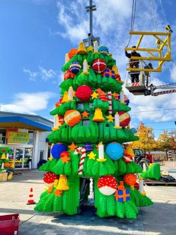 LEGO® DUPLO Weihnachtsbaum: 5 Tonnen auf 10 Meter Höhe