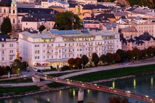 Hightech und Historie im Hotel Sacher Salzburg: Gäste fahren in Luxusaufzügen von KONE durchs modernisierte Traditionshaus