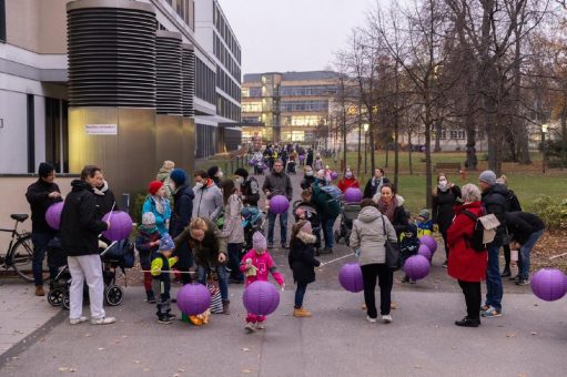 Zum Welttag der Frühgeborenen: Lila Lampions leuchten am 17. November