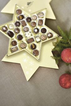 Goldene Momente unterm Weihnachtsbaum: Geschenkideen voll der Wertschätzung, handgemacht in der Lauenstein Confiserie