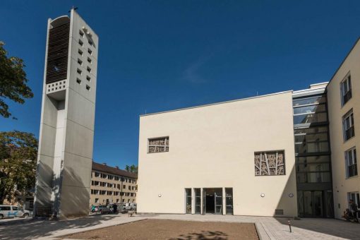 „Ein Ort der Begegnung für alle Generationen“:  Schlüsselübergabe beim neugestalteten Thomaszentrum in Freiburg
