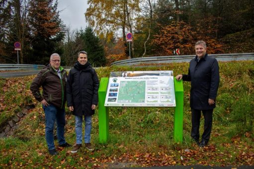 Frisches Schilder-Design des Naturpark Taunus setzt im Feldberggebiet neue Akzente – erste Tafel mit destinationsweit einheitlichen Designelementen