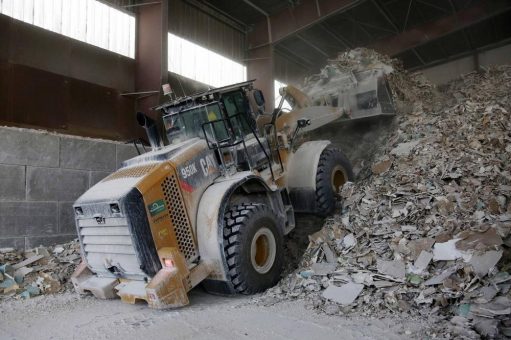 Ob neues Recyclingverfahren oder schwieriger Untergrund, die MUEG Mitteldeutsche Umwelt- und Entsorgung GmbH vertraut auf die Leistung der Reifen von Bridgestone und Firestone