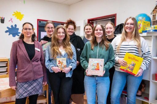 Vorlesen verbindet: Auszubildende der Schule für Logopädie an der Helios St. Anna Klinik begeistern Kindertagesstätte „die Strolche“ am Bundesweiten Vorlesetag