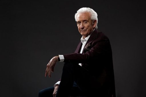 Musikikone Tony Christie macht sich für Abschiedstournee 2024 bereit!