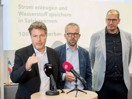 Bundeswirtschafts- und Klimaschutzminister Robert Habeck besucht das Wasserstoffspeicherprojekt hy.store in Hemmingstedt (Kreis Dithmarschen)