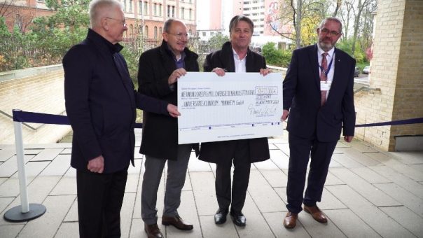 Minister Lucha bringt 40 Mio.€: Symbolischer Scheck für Großbauprojekt „Neue Mitte“ und Apotheken-Aufstockung für klinische Institute am Klinikum übergeben