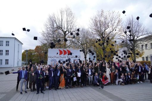 Absolvent*innen der Hochschule Stralsund feiern ihren Abschluss