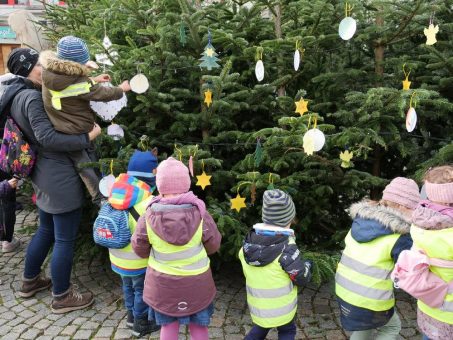 So viele Kinder wie noch nie beim Weihnachtsbaumschmücken