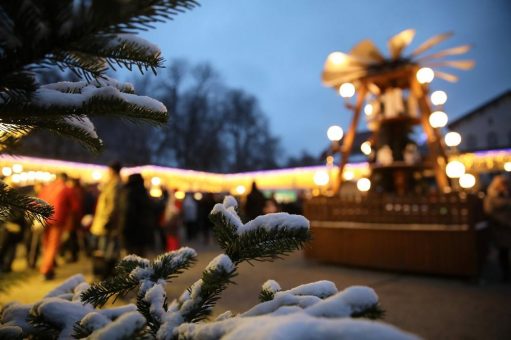 Leuchtendes Adventsfest in königlichen Anlagen