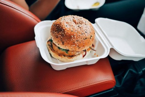 Essen am Steuer ist mit Vorsicht zu genießen
