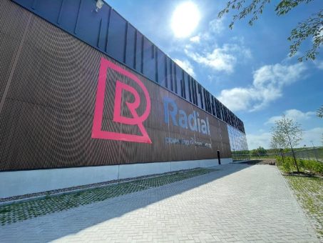Dematic modernisiert Logistik bei Radial in Groningen mit AMR-Technologie