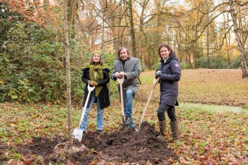 Aktiver Klimaschutz vor Ort: Miele-Mitarbeitende pflanzen 200 Bäume in Gütersloh