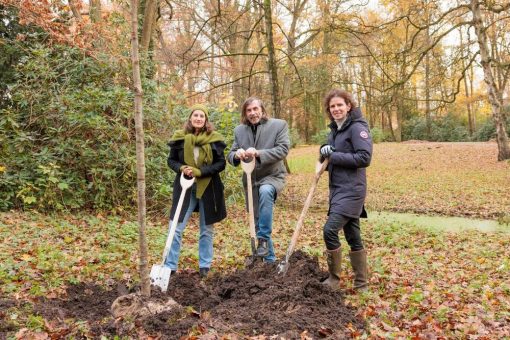 Aktiver Klimaschutz vor Ort: Miele-Mitarbeitende pflanzen 200 Bäume in Gütersloh