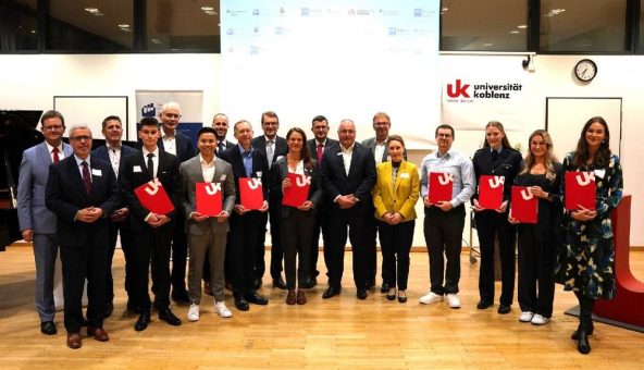 Absolvent des Fernstudiums Informatik erhält Hochschulpreis der WWA