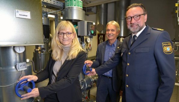 Polizeipräsidium Schwaben-Nord wird jetzt mit Fernwärme beheizt swa investieren in fünf Jahren eine viertel Milliarde Euro in den Fernwärmeausbau