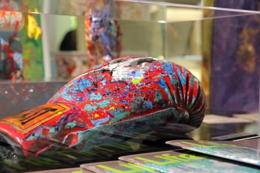 Kunst und signierter Boxhandschuh von Mike Tyson bringen Frankfurter Verein Stützende Hände in seiner Mission weiter vorwärts