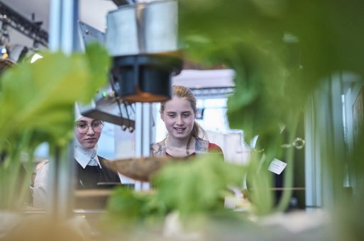 Mädchen und Jungen erkunden gemeinsam die Vielfalt der Berufe bei priomold GmbH am GirlsDay und Boys’Day 2024