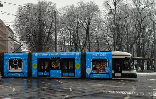 Christkindltram, Gepäckbus und swa Herzenswunsch-Spendenaktion bringen Weihnachtsstimmung nach Augsburg